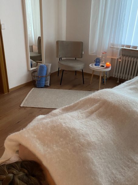 Bequemer Raum mit Stuhl, Tisch und Heizung, sanfter Tageslichteinfall.